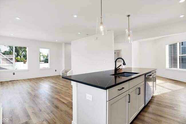 Building Photo - 1303 Deloss St