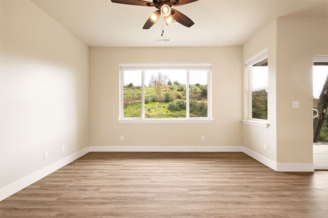 Building Photo - Welcome to your new 1 bedroom home nestled in the serene beauty of Paradise, CA!
