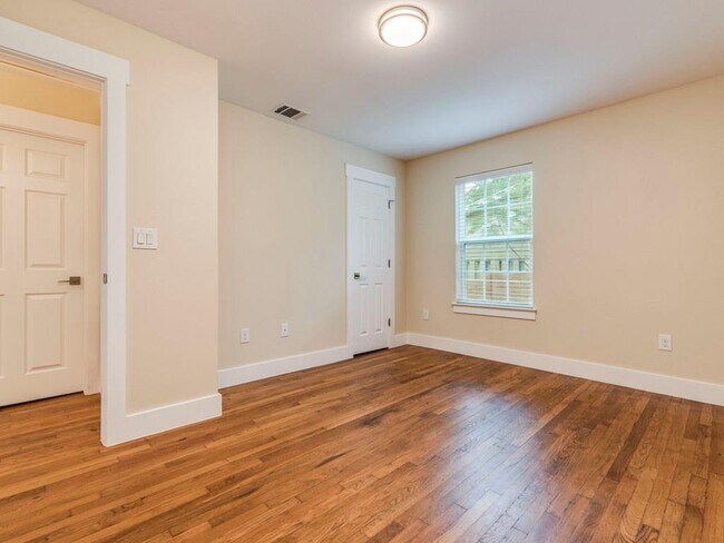 Building Photo - 4500 Mt Vernon Dr
