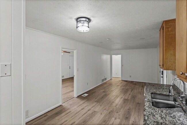Building Photo - 6096 Hillpine Dr