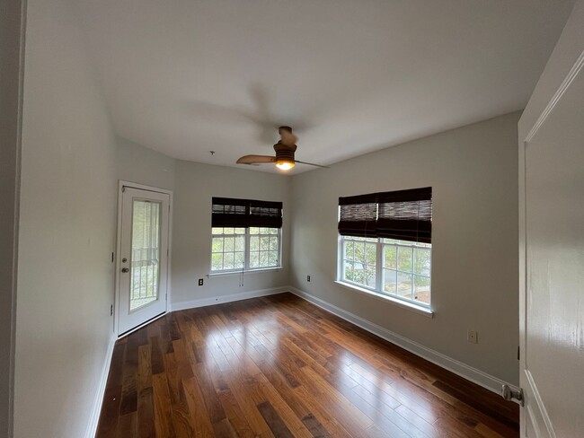 Building Photo - Upscale Condo In Park West