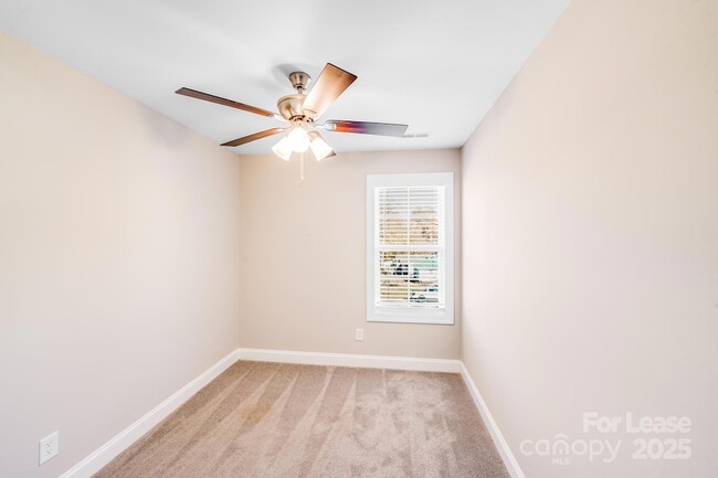 Building Photo - 604 W 8th St