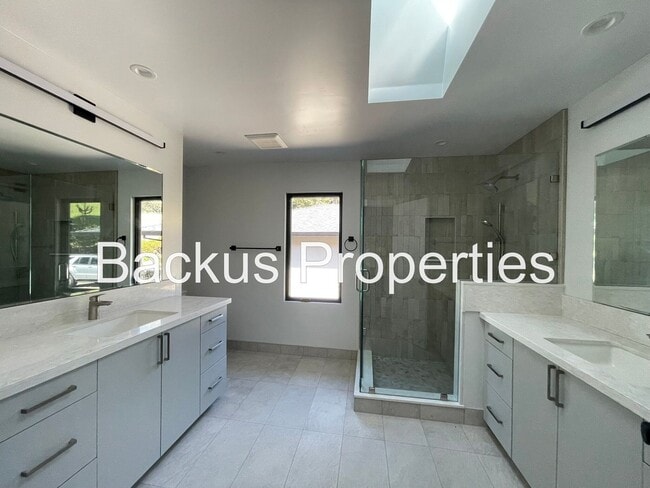 Building Photo - Wonderful three bedroom home with great views