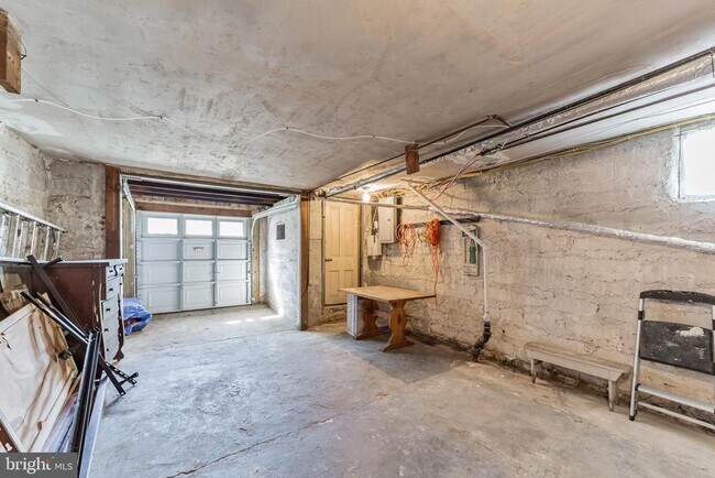 Building Photo - 207 W 11th Ave