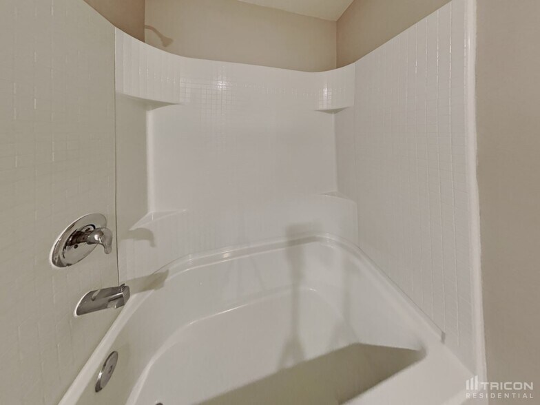 Building Photo - 2007 12th St SE