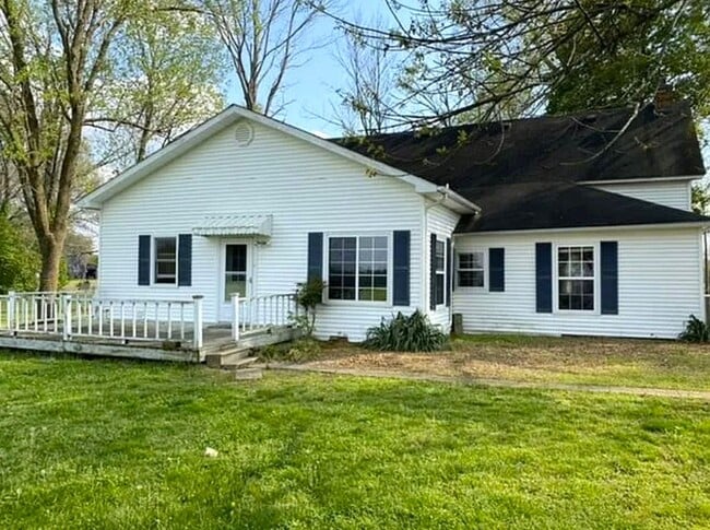 Building Photo - Classic country style house available now!