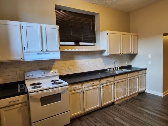 Building Photo - 2208 8th St