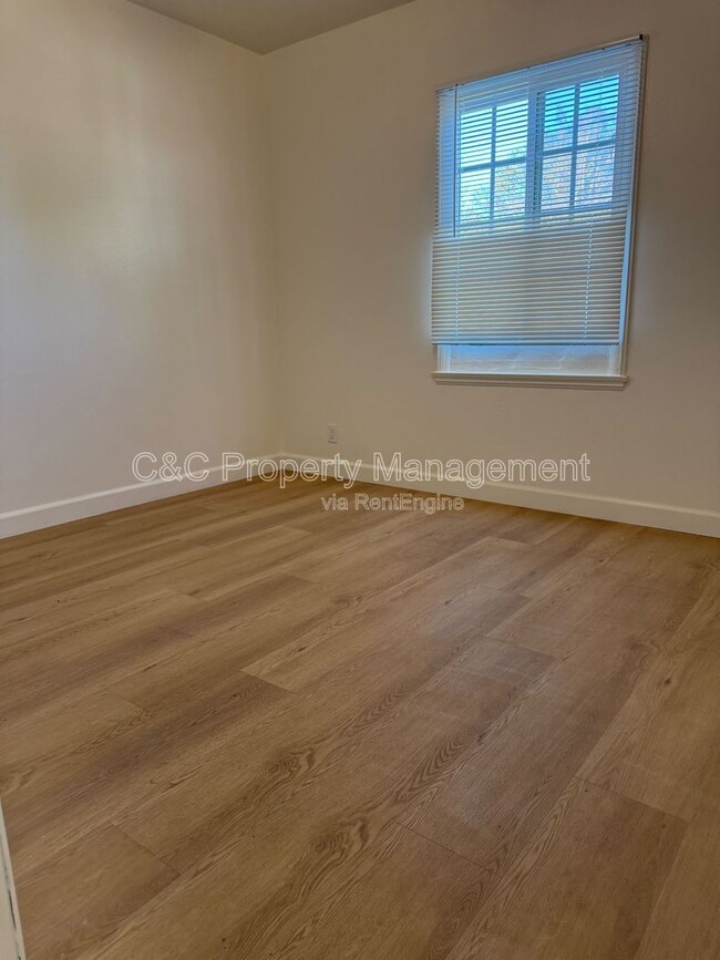 Building Photo - 14012 Sylvanwood Ave