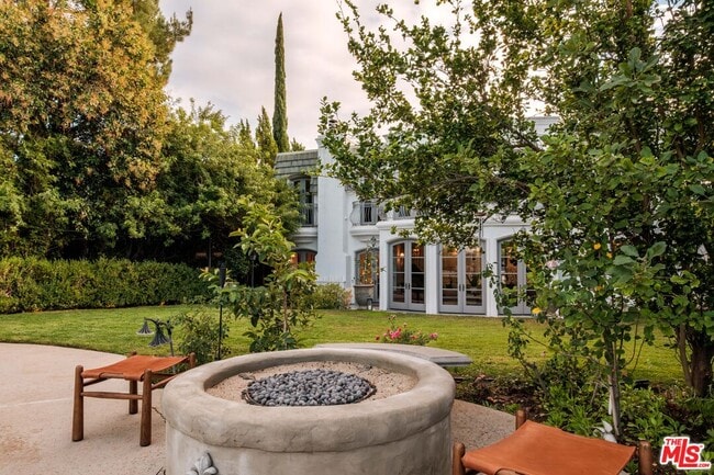 Building Photo - 18875 Pasadero Dr