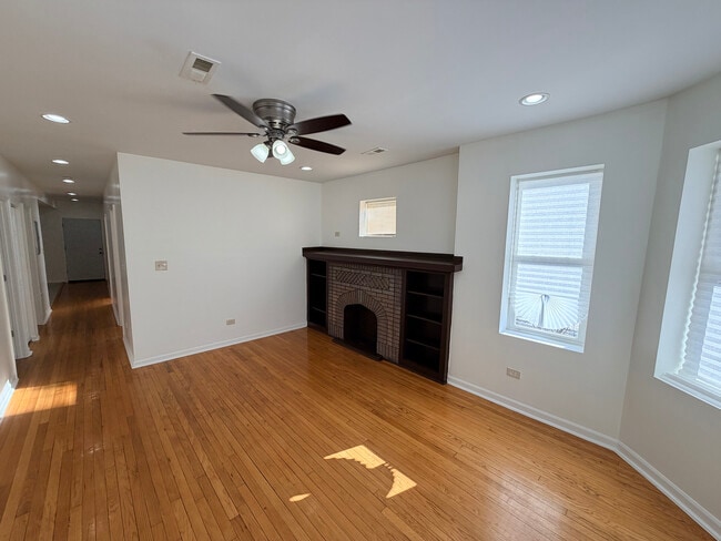 Building Photo - 1322 W 57th St