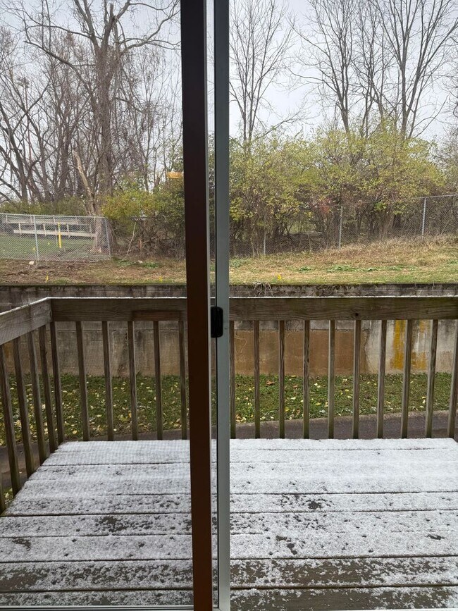 Building Photo - 3 Bedroom/2.5 bath Townhome Located on Bloomington's Southside - Available April 2026!