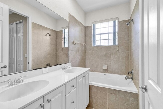 Building Photo - 9943 E Villa Cir