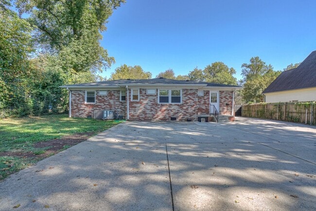 Building Photo - 1827 Middle Tennessee Blvd