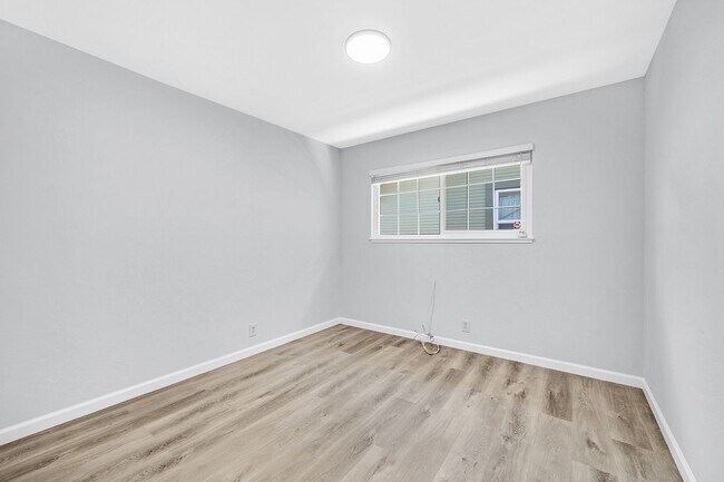 Building Photo - 3042 Maple Ave