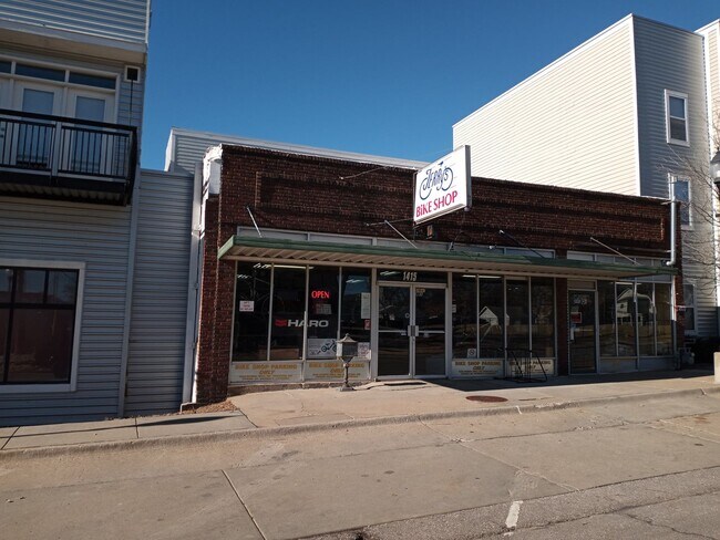 Building Photo - Large two bedroom apartment about a block away from Washburn University