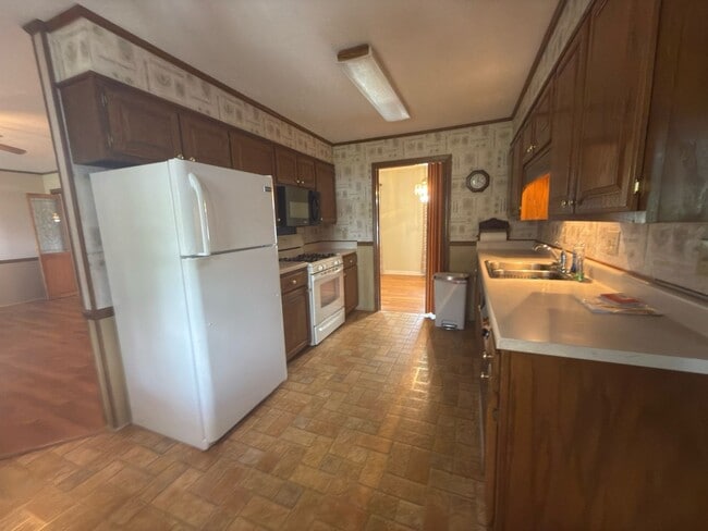 Building Photo - Spacious three bedroom, two bathroom with ...
