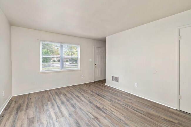 Building Photo - Newly Renovated 2 Bedroom Unit!