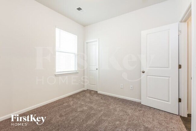 Building Photo - 426 Stonefence Dr