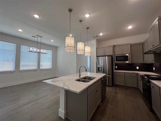 Building Photo - 10935 Cres Spg Dr