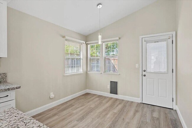 Building Photo - Updated Contemporary 3 Bed / 2 Bath Home w...