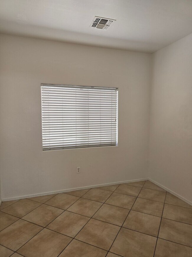 Building Photo - Large 4 bedroom home with Den - Corner lot...