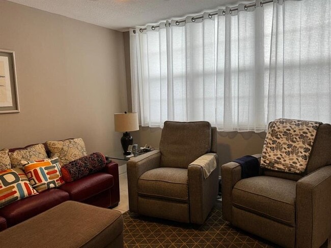 Building Photo - 3510 Oaks Way