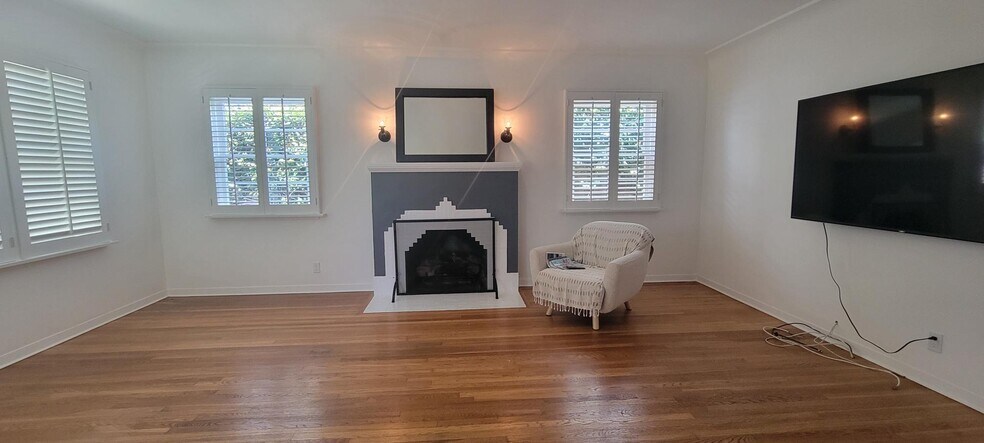 Living Room w Fireplace - 3016 Bagley Ave