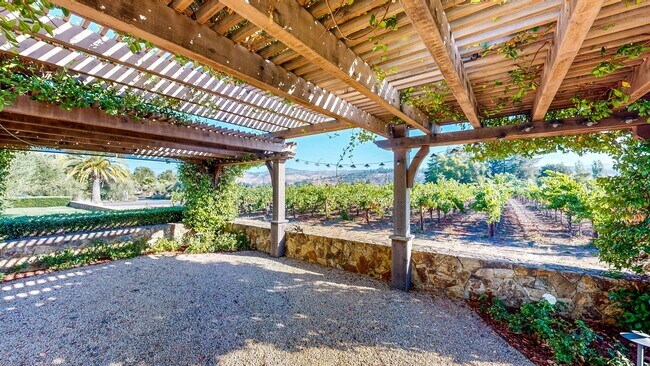 Building Photo - Charming 2 bedroom 1.5 bath plus office ho...