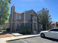Building Photo - Perfect 2 Bedroom/1 Bathroom
