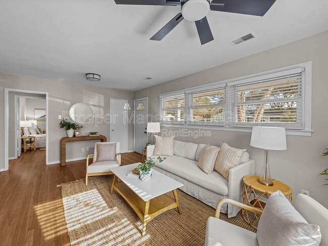 Building Photo - 1214 Hawthorne Cir