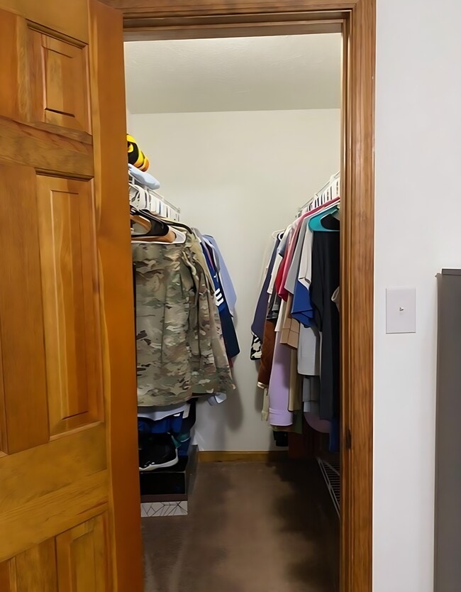 Building Photo - 8624 Valley Dr