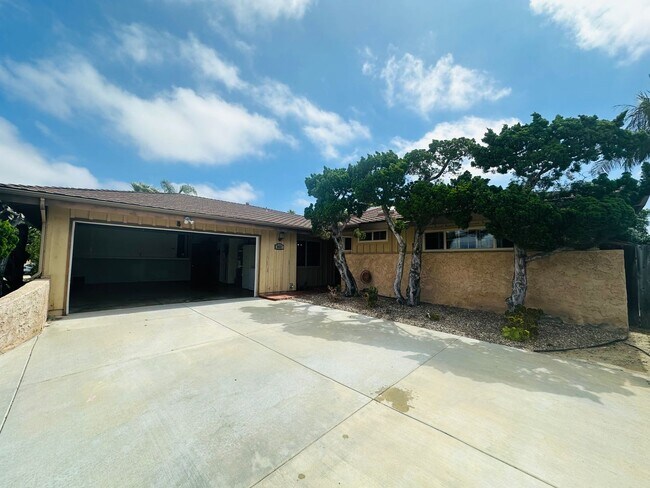 Building Photo - 5831 Scripps St