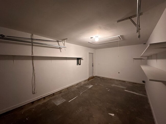 Building Photo - Convenient, in town living with garage!