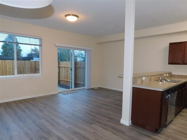 Building Photo - 569