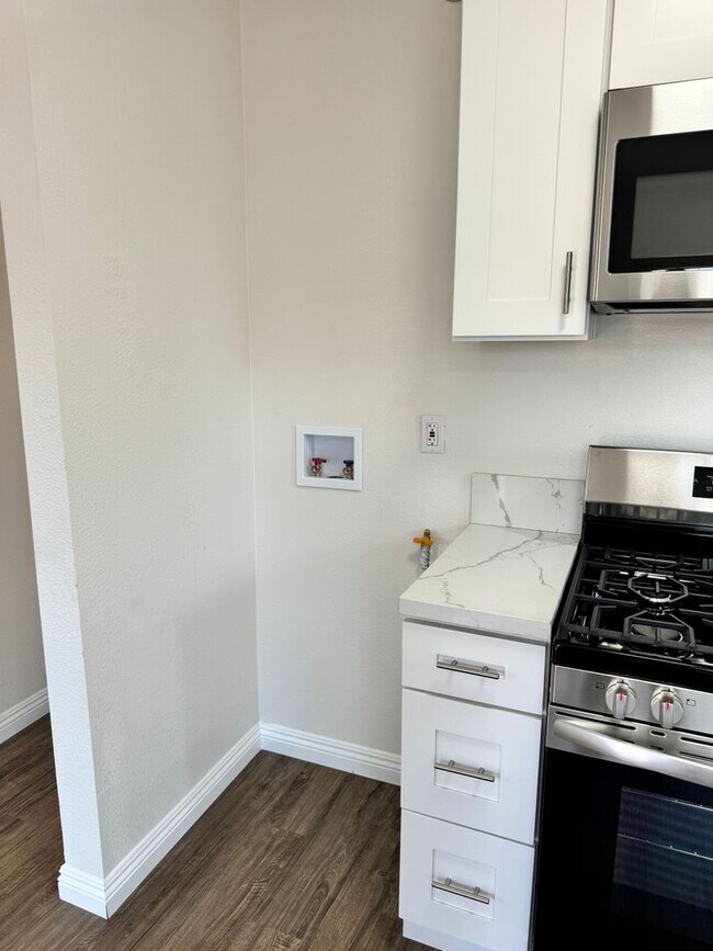 Building Photo - Newly Remodeled 2 Bedroom 1 Bath House!