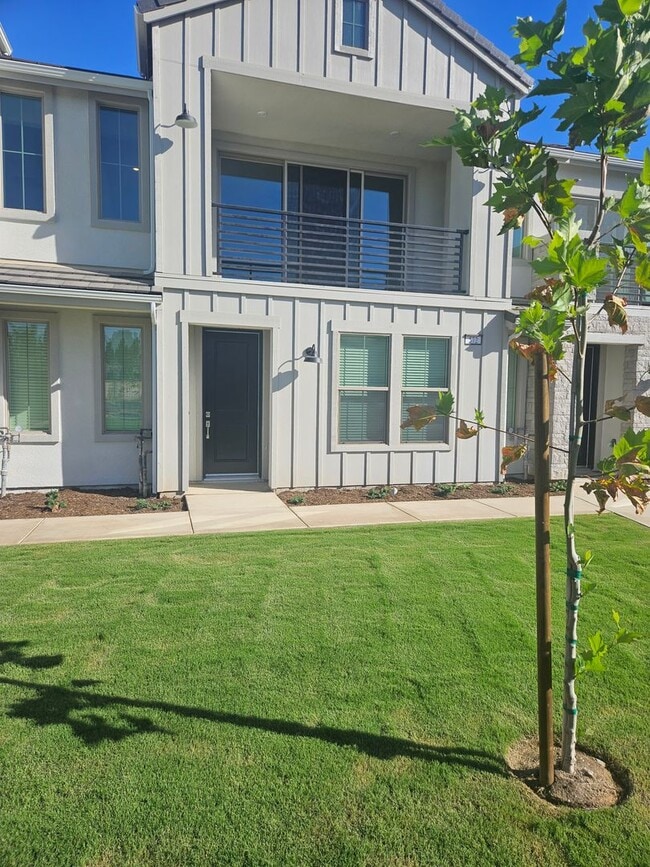 Primary Photo - COMING SOON! Gorgeous 3/2 Town Home in Clovis with Solar!