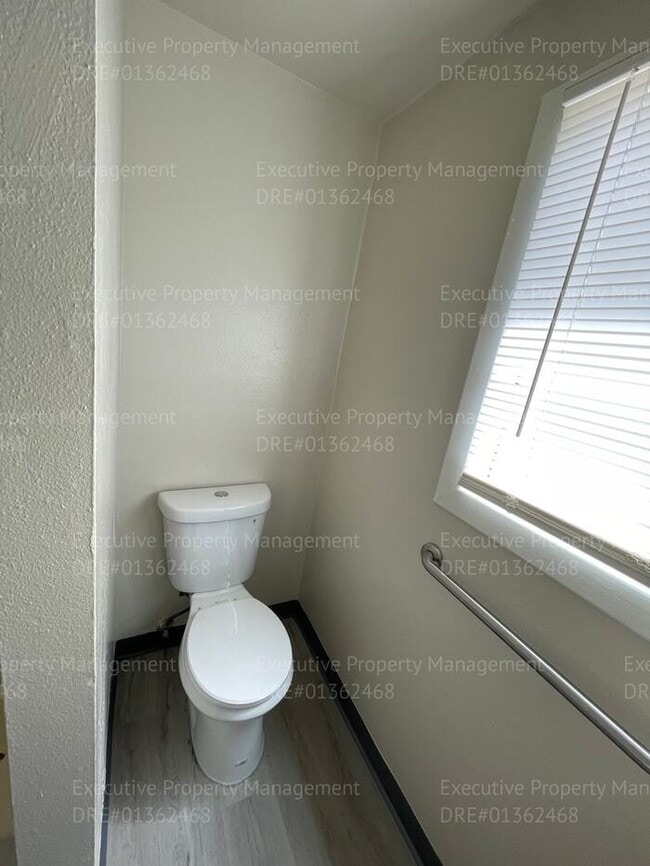 Building Photo - 3 bedroom/ 1 bathroom house located near Airport Dr/ Norris Rd