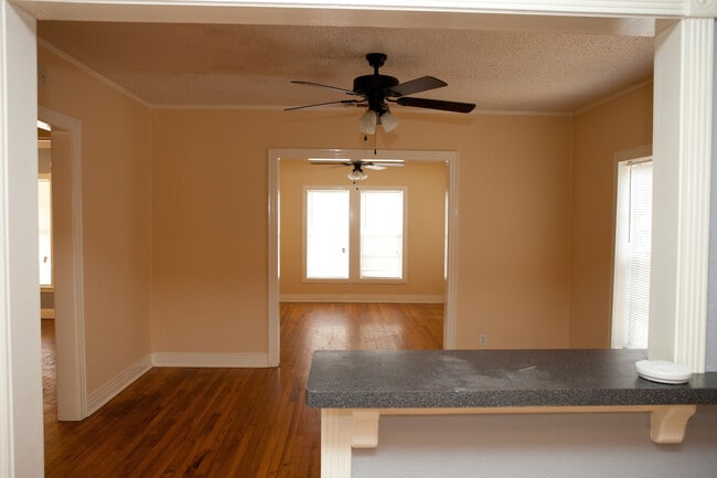 Building Photo - Charming 2-Bedroom Home with Spacious Back...