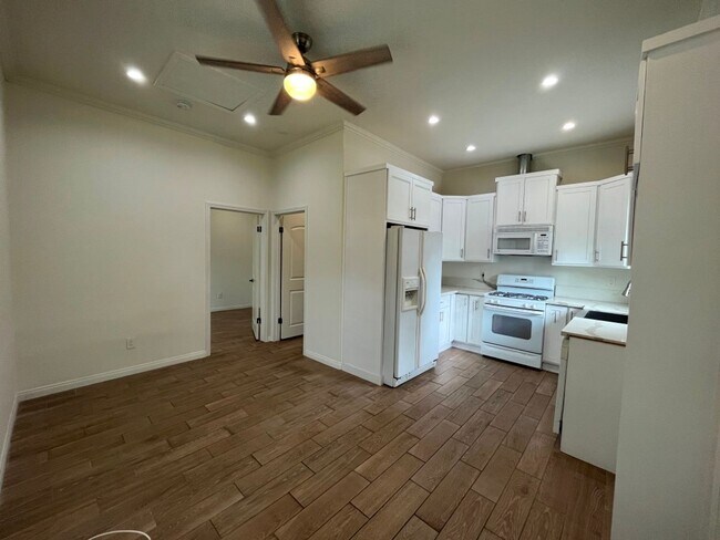 Building Photo - MOVE-IN READY! House w/full guest unit; near to Ventura Blvd!