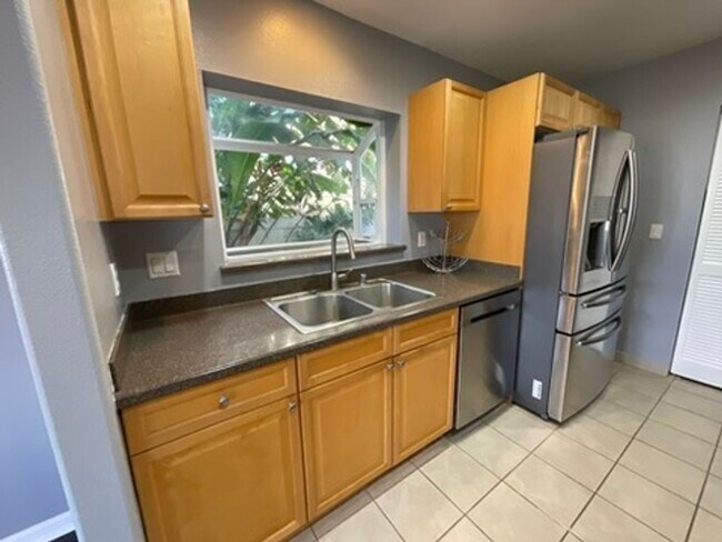 Building Photo - 4 bedroom, 2.5 bath, Mountain and Ocean Ba...