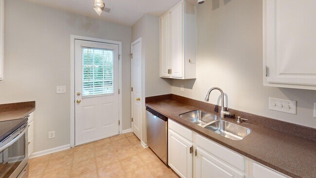 Building Photo - Experience urban living in this stylish to...