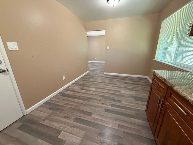Building Photo - Updated 2 bedroom duplex near hospital