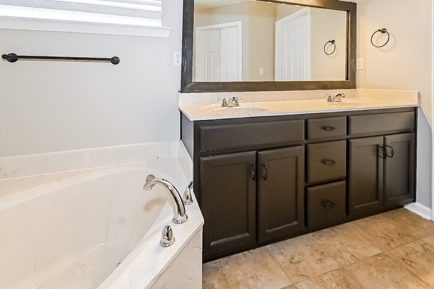 Building Photo - 663 Buttermilk Dr