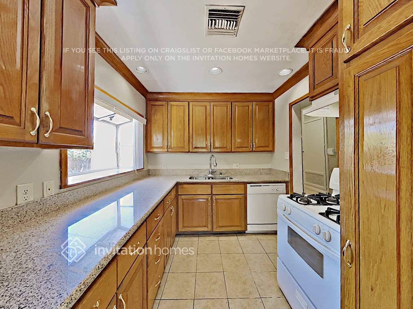 Building Photo - 8647 Tyrone Ave