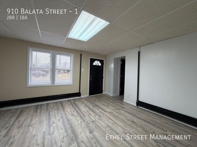 Building Photo - 910 Balata St