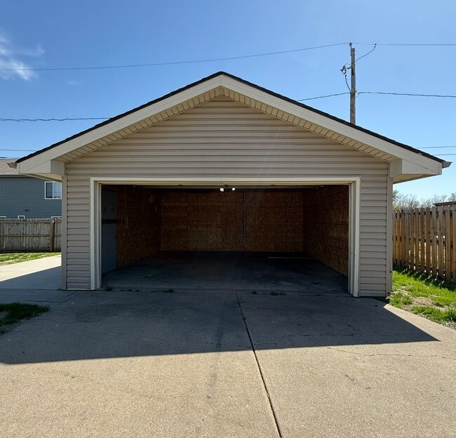 Building Photo - Beautifully Remodeled West Side Home | 3 Bedroom + Finished Basement Space