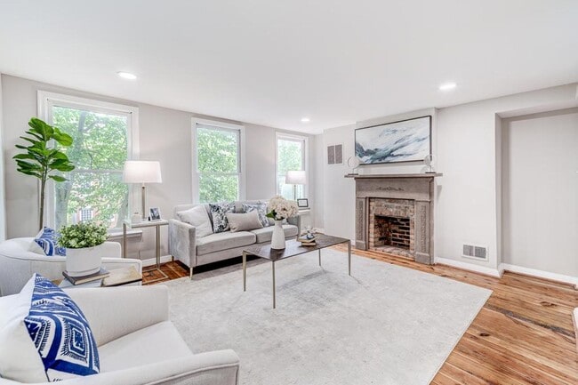 Building Photo - 2 Level Condo with parking, close to metro, utilities included!