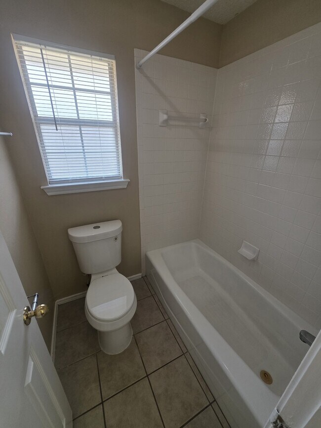 Building Photo - 4 bed 2 bath home in Northgate