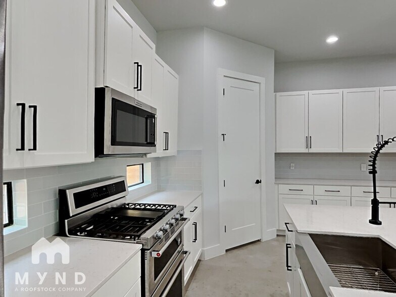 Building Photo - 2820 Prado St