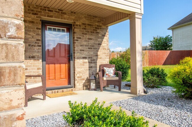 Building Photo - Beautiful 3 Bed/2.5 Bath Home with garage in Jonesborough